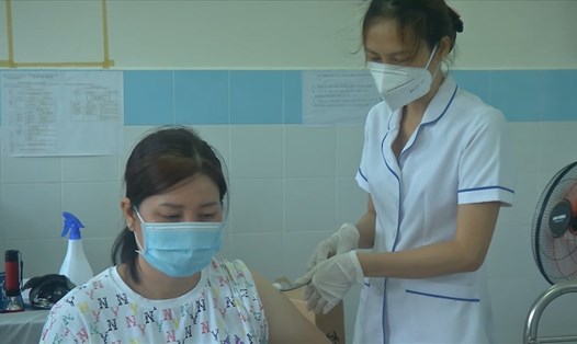 Tiêm phòng vaccine phòng COVID-19 mũi 2 cho một người dân huyện Côn Đảo.