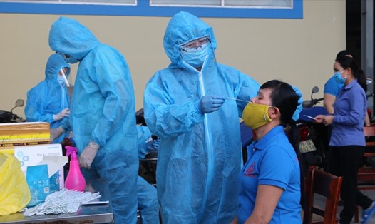 Trong khi chờ tiêm vaccine cho công nhân các doanh nghiệp thực hiện 3 tại chỗ tại Khánh Hòa vẫn đang thực hiện test nhanh COVID-19 cho người lao động 3 ngày/lần để kiểm soát nguy cơ dịch. Ảnh: Nhạn Vân