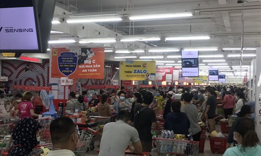 Người dân Đà Nẵng đổ xô mua lương thực khi trước thông tin thành phố sẽ đóng cửa nếu dịch bệnh COVID-19 không giảm. Ảnh: Thanh Chung