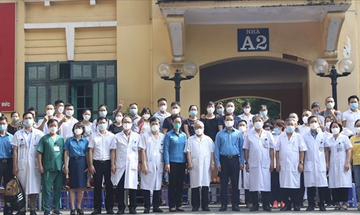 Chủ tịch Tổng LĐLĐVN Nguyễn Đình Khang (thứ 7 từ phải sang) tại lễ tiễn các bác sĩ Bệnh viện Việt - Đức tăng cường cho phía Nam. Ảnh: TGTLĐ