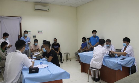 Công nhân lao động tại tỉnh Tuyên Quang được tiêm vaccine phòng COVID-19. Ảnh: CĐTQ