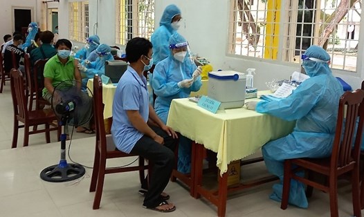 Tiêm vaccine cho công nhân lao động tại Trà Vinh. Ảnh: Trí Dũng