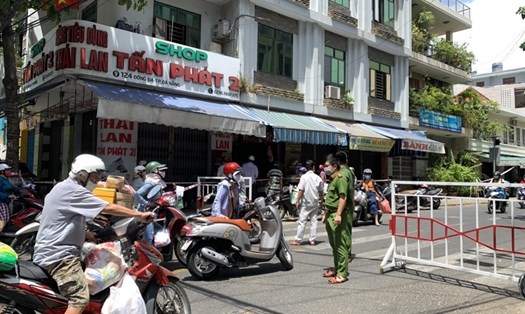 Dân đổ xô mua hàng tích trữ đề phòng lệnh phong thành của Chính quyền Đà Nẵng. Ảnh: T.C