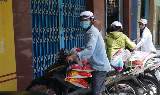 Người dân mua lương thực khi nghe thông tin Đà Nẵng sẽ "đóng cửa tuyệt đối" trong 7 ngày. Ảnh: Thanh Chung