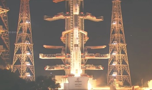 Cận cảnh tên lửa mang theo vệ tinh thời tiết Ấn Độ khi đang chuẩn bị rời bệ phóng. Ảnh: ISRO