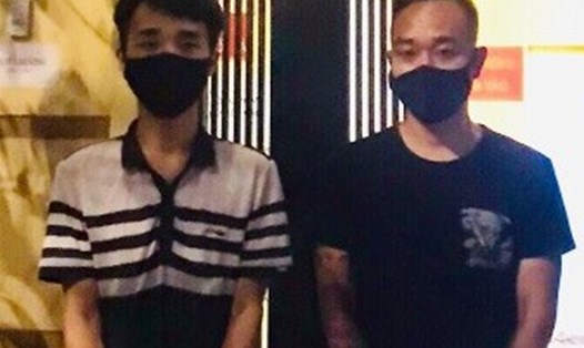 Hai thanh niên vi phạm giãn cách xã hội đang bị công an quận Thanh Xuân tạm giữ. Ảnh: CAHN