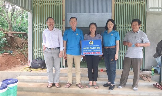 Liên đoàn Lao động huyện Mai Sơn đã trao kinh phí hỗ trợ xây dựng nhà Mái ấm Công đoàn cho chị Cầm Thị Hạnh.