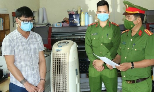 Nguyễn Thành Luân nhận quyết định khởi tố. Ảnh: CAQB