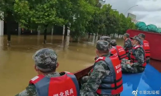 Mưa lớn và lũ lụt đã gây ảnh hưởng nặng nề đến một số thành phố ở tỉnh Hồ Bắc, miền Trung Trung Quốc. Ảnh: Hubei Media Group