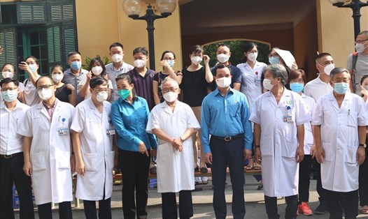 Chủ tịch Tổng LĐLĐVN Nguyễn Đình Khang tại lễ tiễn y bác sĩ Bệnh viện Việt - Đức tăng cường cho phía Nam. Nguồn: TLĐ