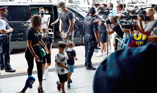 Lionel Messi cùng gia đình ra sân bay Barcelona để chuyển tới Paris. Ảnh: AFP
