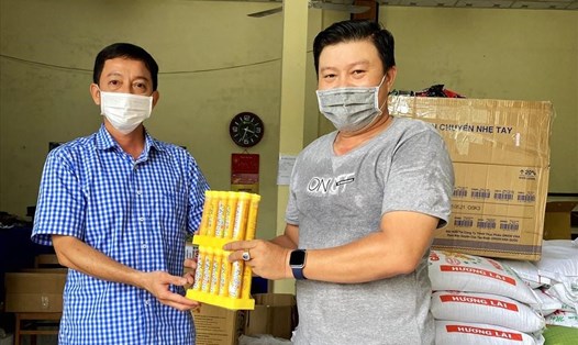 Anh Nguyễn Thanh Nhàn (phải ảnh) trao hỗ trợ cho đại diện CĐCS để tăng cường chăm lo NLĐ tại Khu Công nghiệp Sa Đéc. Ảnh: LT
