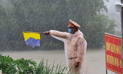 Trời mưa tầm tả, tại chốt kiểm soát đường thủy giáp ranh tỉnh Sóc Trăng các chiến sĩ vẫn làm nhiệm vụ. Ảnh: Nhật Hồ