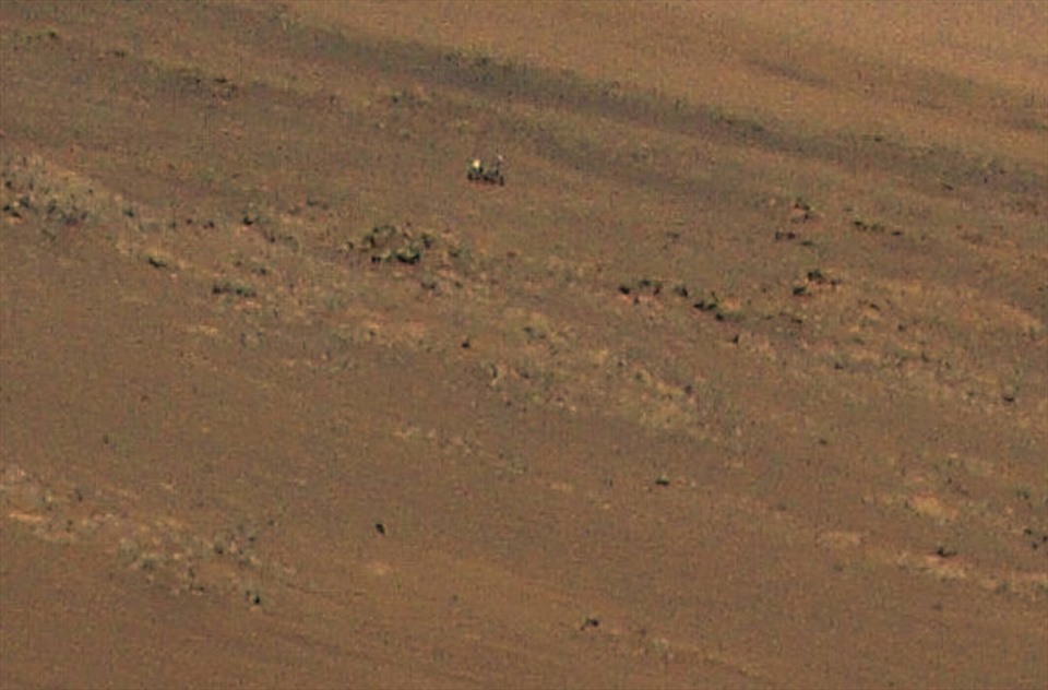 Trực thăng sao Hỏa Ingenuity chụp ảnh tàu thăm dò Perseverance trong chuyến bay thứ 11. Ảnh: NASA