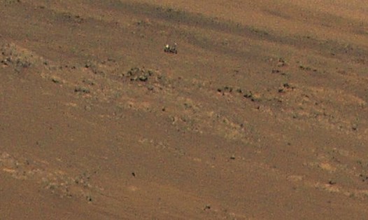Trực thăng sao Hỏa Ingenuity chụp ảnh tàu thăm dò Perseverance trong chuyến bay thứ 11. Ảnh: NASA