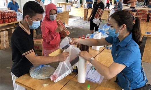 Người lao động khó khăn do COVID-19 tại Bắc Giang nhận hỗ trợ tại "Siêu thị 0 đồng" do LĐLĐ tỉnh Bắc Giang tổ chức. Ảnh: Hà Anh