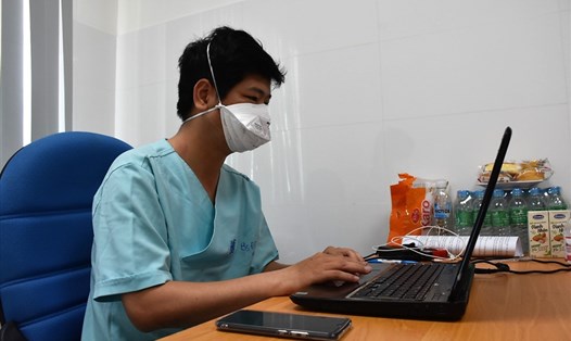 Bác sĩ Đỗ Trường Thanh Sơn  trong một buổi làm việc tại bệnh viện Vũng Tàu. Ảnh: BV cung cấp.