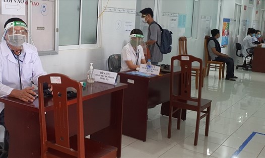 Bàn đăng ký tiêm vaccine phòng COVID-19 tại Trung tâm Kiểm soát Bệnh tật tỉnh Bạc Liêu. Ảnh: Nhật Hồ