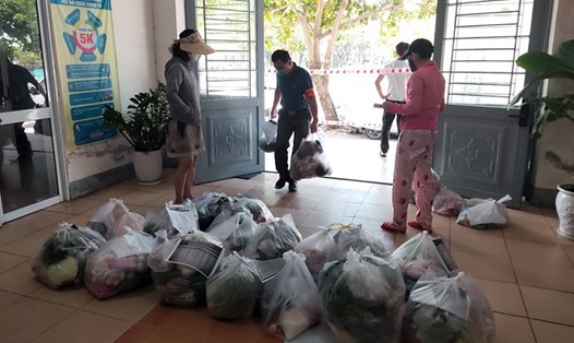 Tập kết thực phẩm theo túi để cung ứng cho người dân vùng cách ly ở quận Sơn Trà (Đà Nẵng).