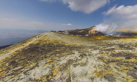 Ngọn núi lửa Etna ở Italia được phát hiện cao thêm 30m qua ảnh vệ tinh. Ảnh: INGV
