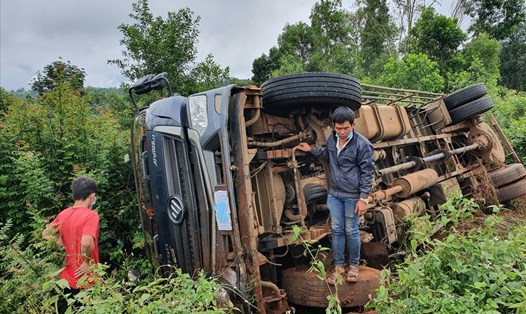 Chiếc xe tải chở nông sản lật nhào ngay bên quốc lộ 14 (huyện Krông Búk, tỉnh Đắk Lắk) sau khi né tránh một phương tiện chở linh kiện điện gió. Ảnh: Bảo Trung