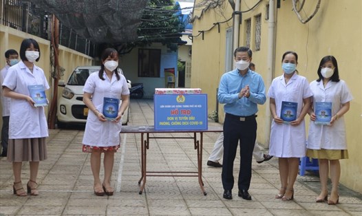 Chủ tịch Liên đoàn Lao động Thành phố Hà Nội Ngyễn Phi Thường trao hỗ trợ cán bộ y tế. Ảnh: Ngọc Ánh