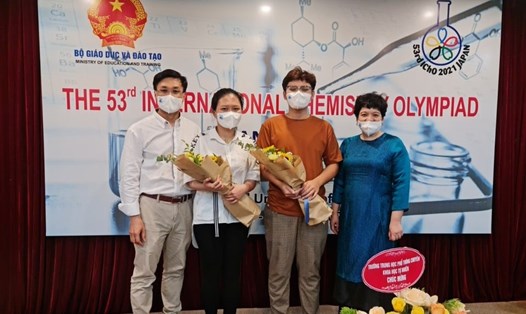 Hai học sinh trường THPT chuyên Hà Nội Amsterdam (đứng giữa) đoạt Huy chương Vàng Olympic Hóa học