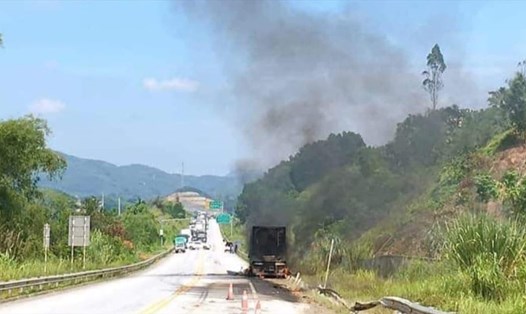Xe bồn chở hóa chất bốc cháy trên cao tốc Nội Bài - Lào Cai khiến 1 người tử vong. Ảnh: CTV.