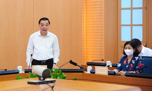 Chủ tịch UBND thành phố Hà Nội Chu Ngọc Anh trình bày báo cáo tại buổi làm việc. Ảnh: Viết Thành
