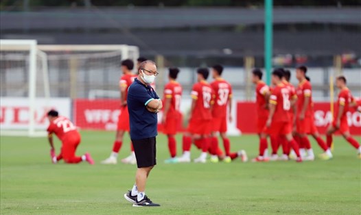 HLV Park Hang-seo xuống sân huấn luyện U22 Việt Nam. Ảnh VFF