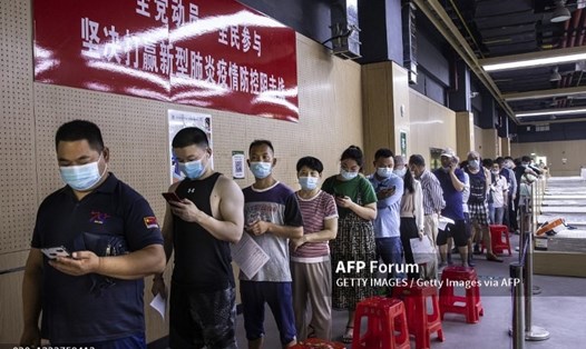 Người dân Trung Quốc xếp hàng tại một điểm tiêm chủng vaccine COVID-19. Ảnh: AFP