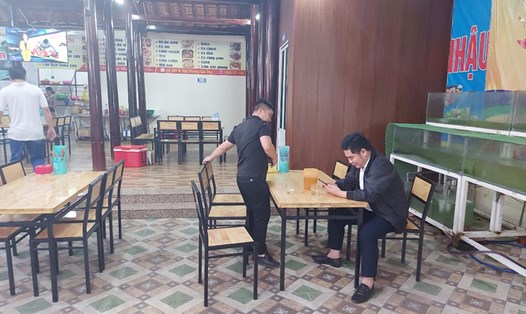 Từ 6h ngày 15.8, tất cả nhà hàng, quán ăn ở Hà Tĩnh không được phụ vụ tại chỗ mà chỉ bán mang về. Ảnh: Trần Tuấn.