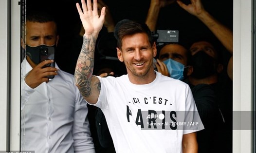 Lionel Messi rời Barcelona đến Paris Saint-Germain là một trong những hình ảnh nổi bật nhất thế giới tuần qua. Ảnh: AFP