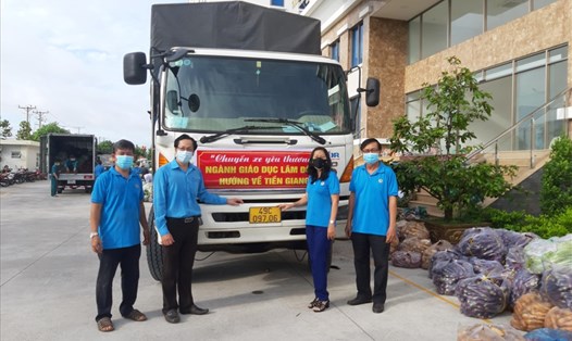 "Chuyến xe yêu thương" chở rau, củ, quả của giáo viên tỉnh Lâm Đồng hỗ trợ giáo viên tỉnh Tiền Giang. Ảnh: N.Đ