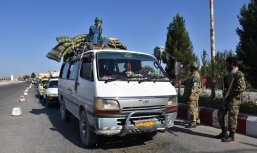 Lực lượng an ninh Afghanistan đứng gác tại một trạm kiểm soát an ninh ở Mazar-i-Sharif, thủ phủ tỉnh Balkh, phía bắc Afghanistan ngày 19.7. Ảnh: Tân Hoa xã