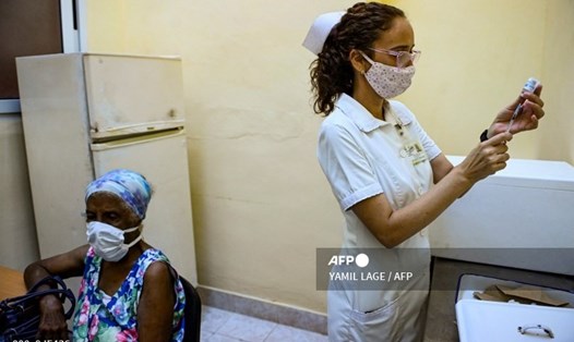 Y tá Cuba chuẩn bị vaccine để tiêm cho người dân. Ảnh: AFP