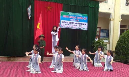 Tiết chào cờ thực hiện chủ đề "Uống nước nhớ nguồn" tại Trường TH Xuân Hội (Nghi Xuân-Hà Tĩnh). Ảnh: DN