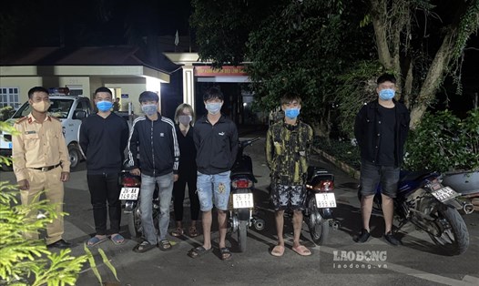 Nhóm thanh niên đi xe lạng lách, đánh võng vừa bị cơ quan công an ở Sơn La xử lý. Ảnh: Công an Mộc Châu