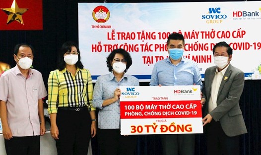 Chủ tịch Ủy ban MTTQ Việt Nam TPHCM Tô Thị Bích Châu (giữa) tiếp nhận 100 máy thở cao cấp.  Ảnh: Long Hồ