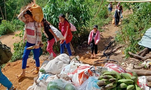 Người dân huyện Nam Trà My gom rau củ quả gửi về Đà Nẵng. Ảnh: Thanh Chung
