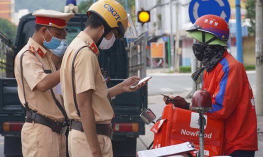 Lực lượng CSGT kiểm tra giấy tờ hợp lệ của một shipper trên đường Lê Hồng Phong TP. Vũng Tàu. Ảnh: T.A