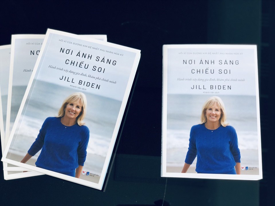 Sách “Nơi ánh sáng chiếu soi” chính thức ra mắt độc gải Việt Nam. Ảnh: Tân Việt Sách “Nơi ánh sáng chiếu soi” chính thức ra mắt độc gải Việt Nam. Ảnh: Tân Việt