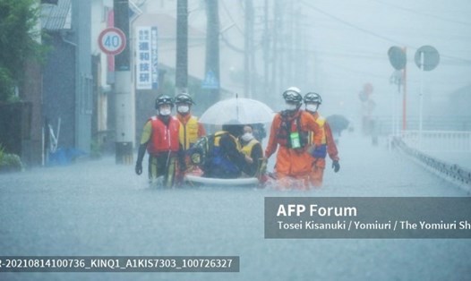 Mưa lớn gây lụt lội ở thành phố Kurume, tỉnh Fukuoka, miền Tây Nhật Bản, ngày 14.8.2021. Ảnh: AFP