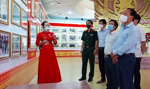 Lãnh đạo tỉnh Quảng Bình tham quan triển lãm. Ảnh: BQB