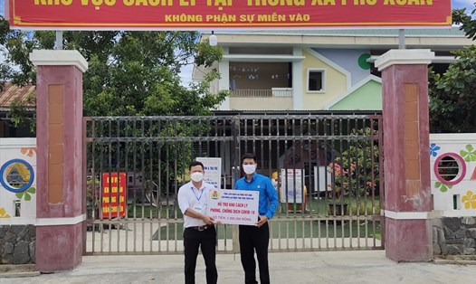 Ông Ngô Trọng Phi - Phó Chủ tịch LĐLĐ huyện Phú Vang - tặng hỗ trợ cho các khu cách ly. Ảnh: Đ.Phô