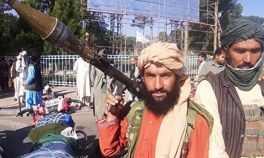Tay súng Taliban cầm vũ khí ở Herat, Afghanistan, ngày 13.8. Ảnh: AFP