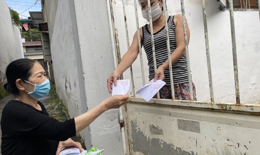 Người dân TP.Buôn Ma Thuột, tỉnh Đắk Lắk nhận phiếu đi chợ trong những ngày địa phương giãn cách xã hội theo Chỉ thị số 16. Ảnh: B.T