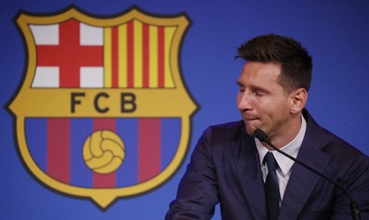 Messi rơi nước mắt trong cuộc họp báo công bố rời CLB Barca. Ảnh: FC Barcelona.