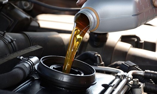 Sử dụng sai loại dầu nhớt ôtô sẽ gây tổn hại đến động cơ. Ảnh: VGT