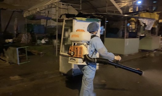 Ngành Y tế phun khử khuẩn tại phường Phú Tài vào tối 18.7. Ảnh: Phạm Duy